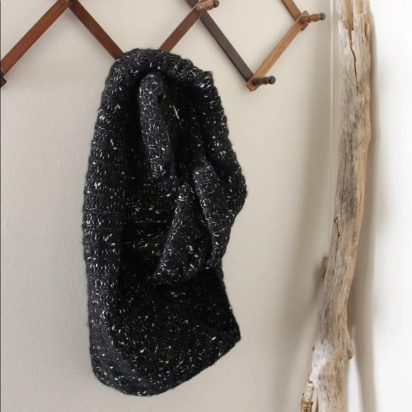 Chunky Knit Black Infinity Scarf FOREVER 21 OS Fall Winter Black Metallic Silver - Picture 2 of 7